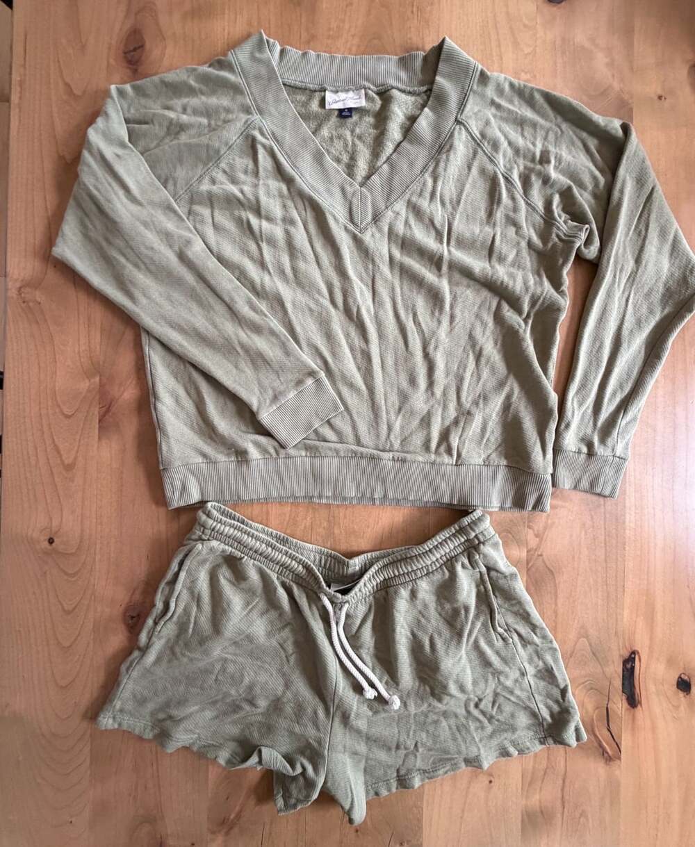 Universal Thread Olive Green V-Neck Sweatshirt and Shorts Lounge Set M